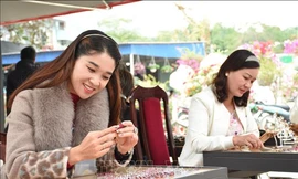 Ở trung tâm huyện Lục Yên, tỉnh Yên Bái cũ (nay là tỉnh Lào Cai) có một phiên chợ độc nhất vô nhị - bán mặt hàng duy nhất là đá quý (ảnh nhỏ: ruby Lục Yên) Ảnh: TTXVN 