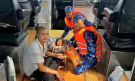 Hai bố con anh Tùng được tàu hàng phát hiện và cứu sống sau 1 đêm bám chiếc SUP lênh đênh trên biển