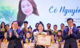 Cô giáo Nguyễn Thị Thu Hà nhận khen thưởng trong Chương trình “Chia sẻ cùng thầy cô” do Phó Bí thư Đảng ủy MTTQ, các đoàn thể T.Ư Nguyễn Phi Long (bên trái) và Bí thư thứ nhất T.Ư Đoàn Bùi Quang Huy trao tặng