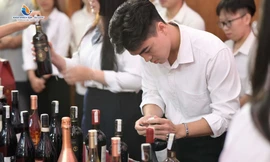 Sinh viên ngành Du lịch - Khách sạn thực hành, thực tậpẢnh: THÁI NGUYỄN