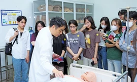 Học sinh phổ thông trải nghiệm một ngày làm sinh viên Trường ĐH Y Hà Nội Ảnh: NGHIÊM HUÊ