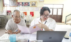 Chị Ngô Thị Huyền Trang, cán bộ giải phóng mặt bằng làm việc với người dân có đất bị thu hồi