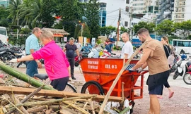 Du khách nước ngoài dọn rác ở Nha Trang Ảnh: Văn Lâm 