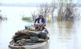 Con thuyền nhỏ vừa là phương tiện mưu sinh, vừa giúp vợ chồng anh Mạnh đi cứu người