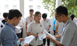 Giáo viên đang làm nhiệm vụ coi thi tại kì thi đánh giá năng lực năm 2025 của Trường ĐH Sư phạm Hà Nội Ảnh: NHƯ Ý 