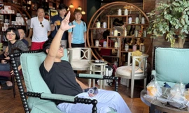 Dòng người xếp hàng vào quán “Cà phê tổng tài” để check-in Ảnh: Hà Anh