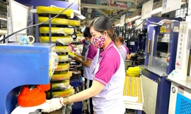 Sản xuất tại Công ty Cổ phần công nghiệp Đông Hưng - TPHCM. Ảnh: Hương Chi