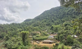  Bản Hin Phon nằm trên đồi cao, ngay dưới chân rừng 