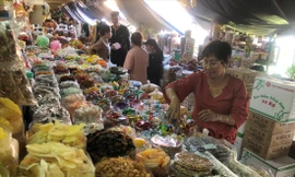 Doanh nghiệp được hưởng các ưu đãi thuế theo lĩnh vực, địa bàn đầu tư, trong khi hộ kinh doanh nộp thuế theo tỷ lệ % trên doanh thu và không có ưu đãi.