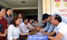 Người dân làm thủ tục trợ giúp pháp lý và tư vấn pháp luật