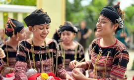 Thiếu nữ Ba Na trong trang phục truyền thống