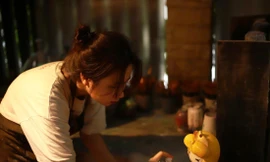 Sinh viên làm thêm ở một quán cà phê tô tượng để trang trải cho cuộc sống