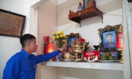 Thế hệ hôm nay không quên sự hy sinh của các anh, sẵn sàng sẻ chia, giúp đỡ thân nhân các liệt sĩ Ảnh: Thanh Hiền