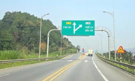 Việc thay đổi các biển chỉ dẫn vào các thành phố, thị xã, trung tâm huyện đang gặp nhiều khó khăn về thực tế lẫn căn cứ pháp lý. Ảnh: Đức Anh