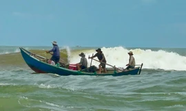 Ngư dân xã Mỏ Cày (Quảng Ngãi) vượt sóng cao 2-3 mét ra khơi Ảnh: Nguyễn Ngọc 