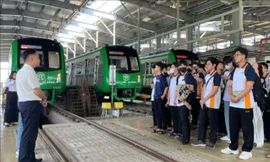 Sinh viên chuyên ngành Đường sắt và Metro tham quan học tập tại tuyến đường sắt đô thị Cát Linh - Hà Đông Ảnh: UTT