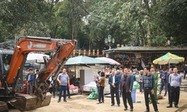 Đoàn lãnh đạo xã Hương Sơn kiểm tra việc giải tỏa công trình trong khu di tích – thắng cảnh Chùa Hương ngày 9/12 