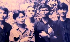 Nhà thơ Hoài Vũ (bìa trái) cùng các văn nghệ sĩ chụp năm 1974 tại Chiến khu R Tây Ninh