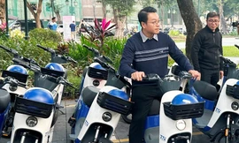 Người dân trải nghiệm xe đạp điện tại khu vực Vườn hoa 19/8 