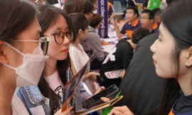 Thí sinh tại Hà Nội trong ngày hội tuyển sinh Ảnh: TRỌNG QUÂN 