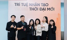 Chip Huyền (thứ 3, từ phải sang), tác giả cuốn sách Kỹ thuật AI: Xây dựng ứng dụng với Mô hình nền tảng, kỹ sư công nghệ, giảng viên, diễn giả chụp ảnh cùng bạn trẻ Việt Nam