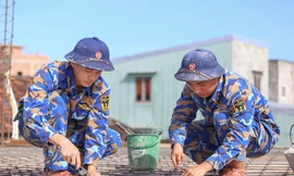 Bộ đội hỗ trợ xây nhà cho gia đình bà Lê Thị Cúc ở xã Tuy Phước Bắc, tỉnh Gia Lai Ảnh: Trương Định 