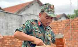 Bộ đội xây nhà giúp dân ở Lâm Đồng Ảnh: T.L