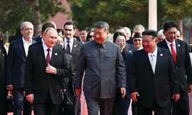 Chủ tịch Trung Quốc Tập Cận Bình cùng Tổng thống Nga Vladimir Putin, Chủ tịch Triều Tiên Kim Jong Un và các nhà lãnh đạo khác trong dịp diễn ra lễ duyệt binh tại Bắc Kinh vào tháng 9/2025Ảnh: Reuters 