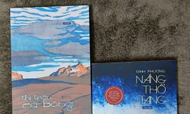 Nhà văn Đinh Phương (thứ hai từ phải sang) nhận giải thưởng của Hội Nhà văn Hà Nội