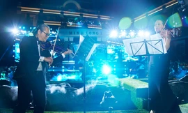 NSƯT Tăng Thành Nam và nghệ sĩ người Nga Serafima Parriss kết hợp biểu diễn violin bằng sứ