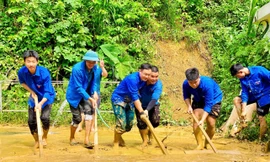 Đoàn viên thanh niên giúp dân dọn bùn đất sau lũ