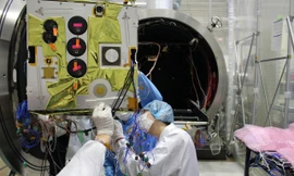 Viên chức, người lao động tại các cơ sở khoa học và công nghệ công lập sẽ được hưởng lương, thu nhập theo cơ chế mới. Trong ảnh: Cán bộ của Trung tâm Vũ trụ Việt Nam lắp ráp vệ tinh