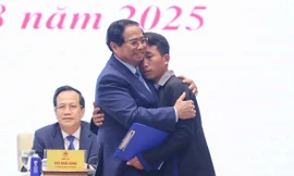 Thủ tướng Chính phủ Phạm Minh Chính động viên, ghi nhận hành động dũng cảm cứu dân của Trưởng bản Mùa A Thi. Ảnh:VGP/Nhật Bắc