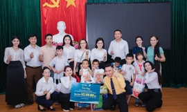 Anh Hoàng Nguyễn Trọng Dũng đang nhận đỡ đầu cho 166 em nhỏ mồ côi ở hai tỉnh Nghệ An, Hà Tĩnh