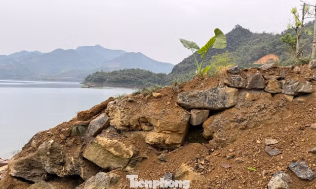 Vụ bạt núi, lấn hồ du lịch quốc gia: Xã báo cáo tỉnh một đằng, thực tế lại một nẻo