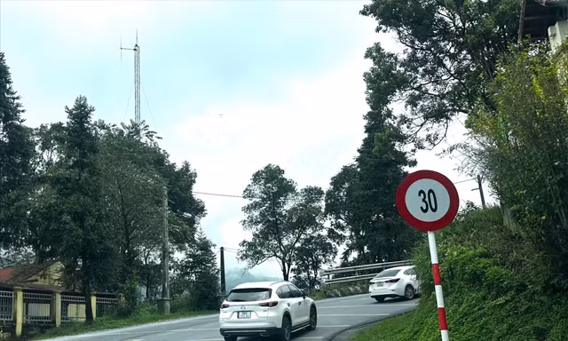 Biển báo hạn chế tốc độ 30 km/h liên tục xuất hiện trên đường lên Sa Pa: Nên hay không?