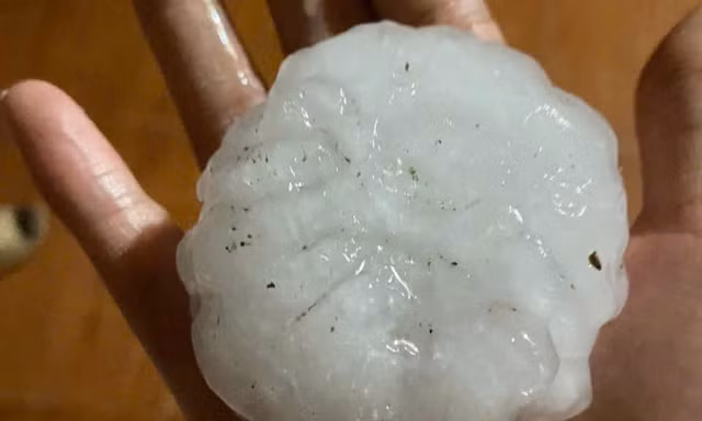 Mưa đá to như chén nước trút xuống Lào Cai suốt 30 phút