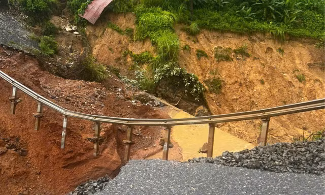 Khoảnh khắc lũ quét cắt đứt quốc lộ tại Lai Châu