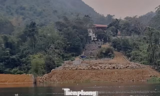 Vụ bạt núi, lấn hồ du lịch quốc gia: Gần một tháng vẫn chưa bốc dỡ xong khu đất vi phạm