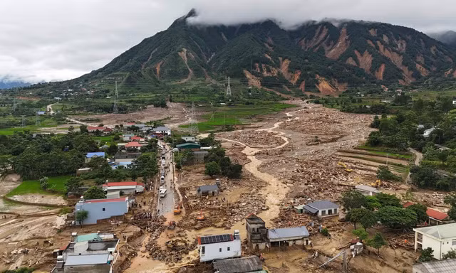 Lũ vừa qua, Mường Than lại khẩn cấp di dời dân vì vết nứt trên núi