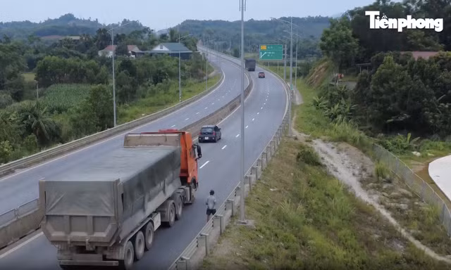 Thót tim cảnh người đàn ông thường xuyên đi bộ trên cao tốc, xe chạy tốc độ cao phải né