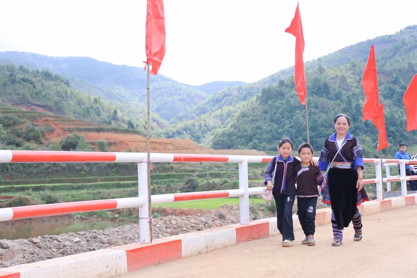 Mẹ con chị Sắng bên cây cầu mới