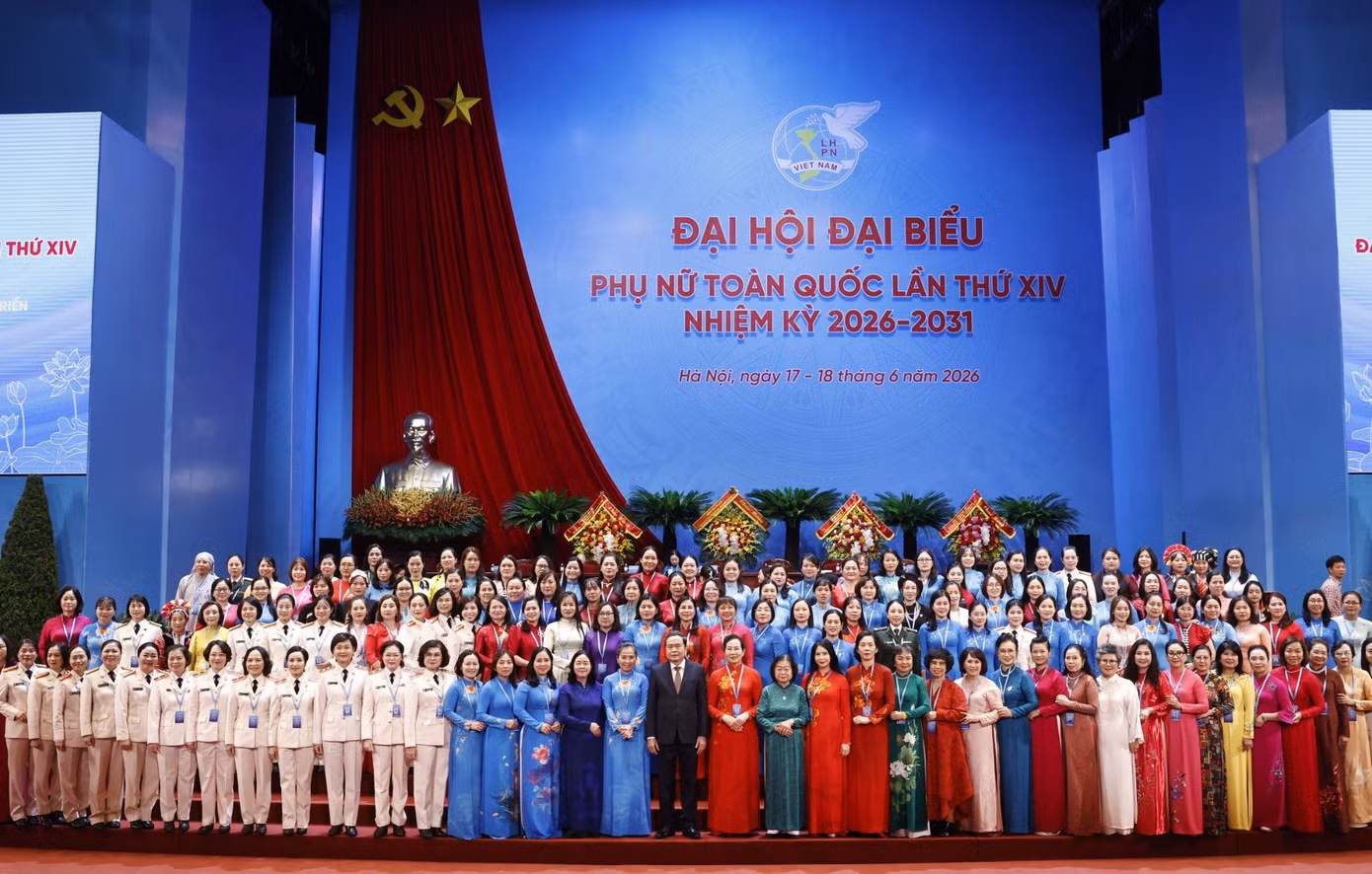 “Sức khỏe học đường hôm nay chính là cội nguồn của lực lượng lao động ngày mai, hướng tới một thế hệ thanh niên năm 2045 vững vàng cả về thể chất lẫn tinh thần để gánh vác trọng trách quốc gia. Chăm lo cho học sinh lúc này chính là sự chuẩn bị trách nhiệm nhất của phụ nữ!” - AHLĐ Thái Hương phát biểu tại Đại hội. Ảnh: Hoài Nam.