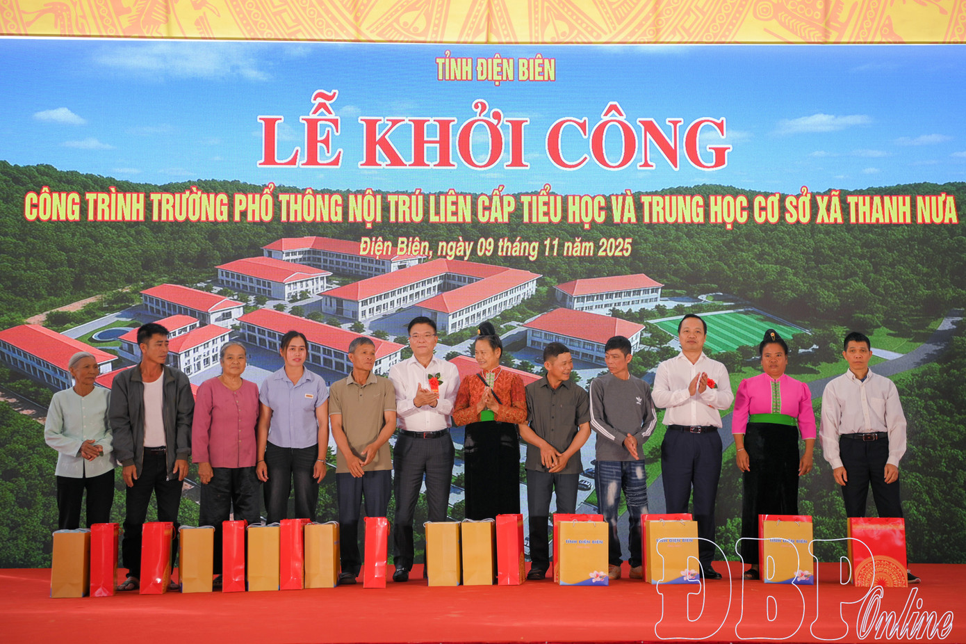 Phó Thủ tướng Chính phủ Lê Thành Long và Bí thư Tỉnh ủy Trần Tiến Dũng trao quà cho 10 hộ dân có hoàn cảnh khó khăn tại bản Phai Đin, xã Thanh Nưa. Ảnh: Mai Giáp, báo Điện Biên Phủ.