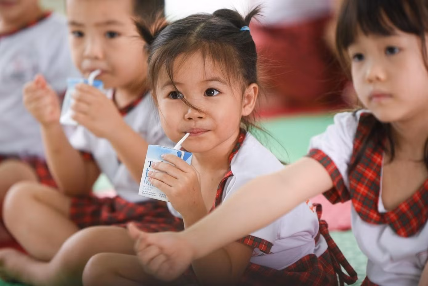 Tập đoàn TH mang tới cho trẻ em ly sữa tươi sạch, bằng cả trái tim và tấm lòng người mẹ.