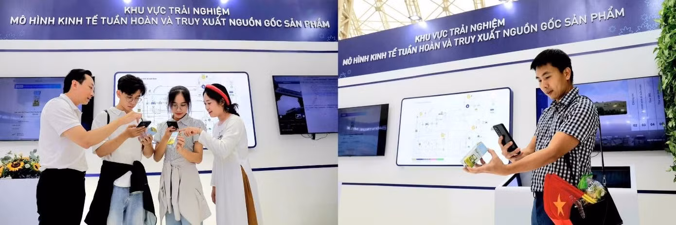 Khách tham quan triển lãm hào hứng trải nghiệm truy xuất nguồn gốc từng sản phẩm TH true MILK
