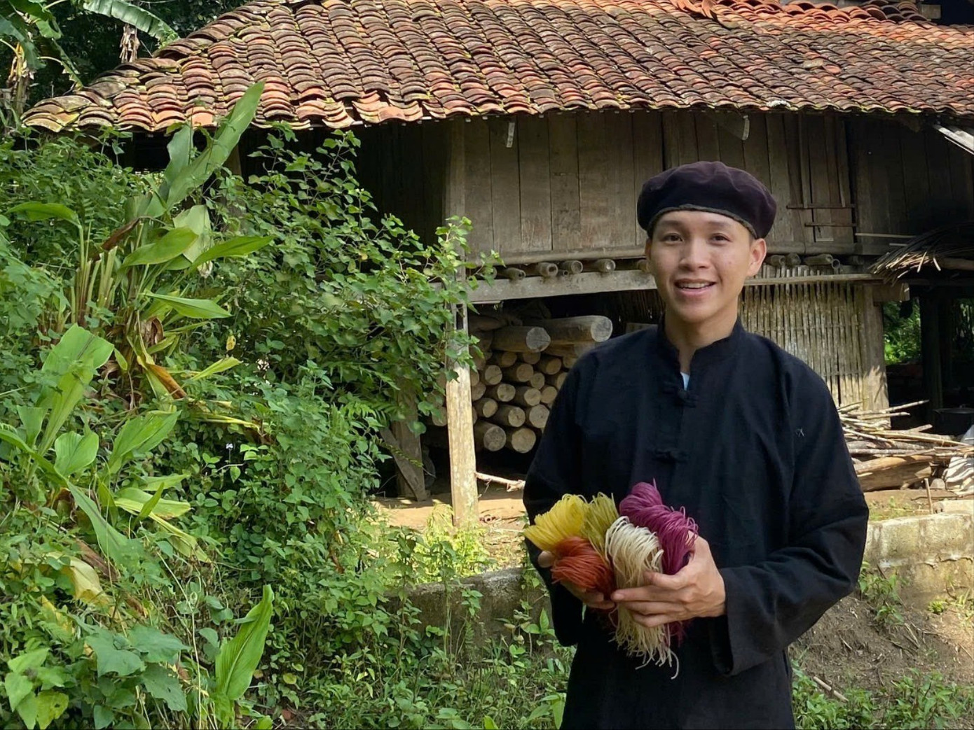 Herr Hua Van Huong mit dem fünffarbigen Fadennudeln-Produkt von Da Vi. z6851990086207-cd77ca7dabbd92fb8069a261ae08354b.jpg