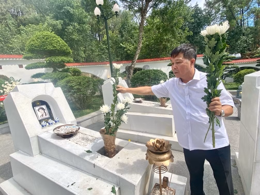 Ông Bùi Thanh Hà, Phó Chủ tịch Hội đồng quản trị ROX Group dâng hoa tại Khu di tích lịch sử quốc gia đặc biệt Ngã Ba Đồng Lộc.