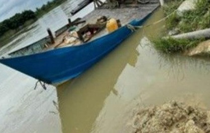 Phương tiện khai thác cát lậu trên sông La Ngà bị công an bắt giữ Phương tiện khai thác cát lậu trên sông La Ngà bị công an bắt giữ