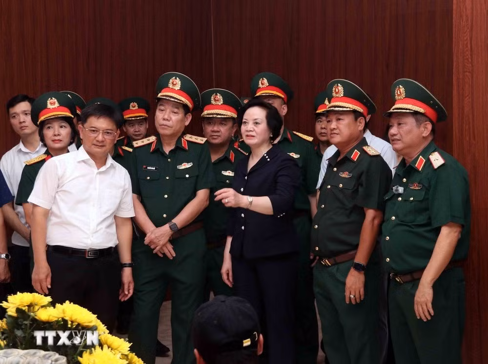 Phó Thủ tướng Chính phủ Phạm Thị Thanh Trà chỉ đạo công tác chuẩn bị Lễ triển khai tìm kiếm, quy tập hài cốt liệt sỹ tại Công viên Lê Thị Riêng. (Ảnh: Xuân Khu/TTXVN)